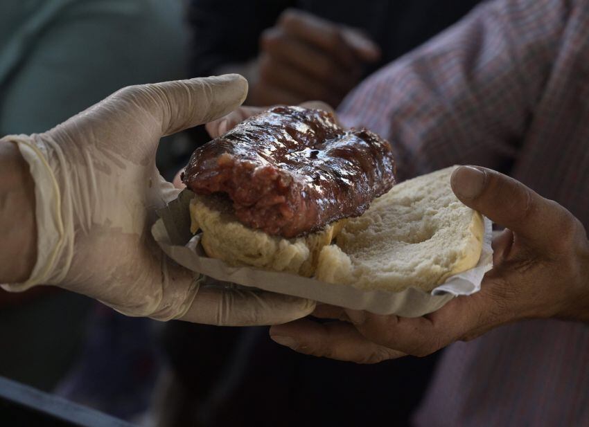 Regalaron choripanes en el Obelisco para pedir que vuelvan a venderlos en las canchas