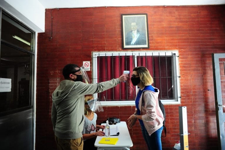 Comienzo de clases presenciales en espacios abiertos. Escuela Técnica N°27 Hipólito Yrigoyen, ubicada en el barrio porteño de Monte Castro. (Clarín)