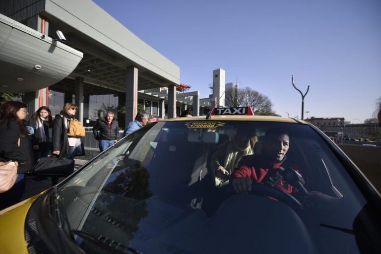 Paro a la japonesa de taxis y remises en Córdoba este jueves: llevan pasajeros gratis.