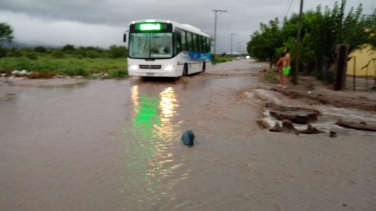 La cantidad de agua en los barrios capitalinos dificultan el paso de los vehículos. Hubo varios que quedaron varados.