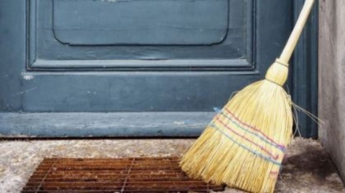 Con mucho valor y una escoba, evitó que entraran a robar en su casa