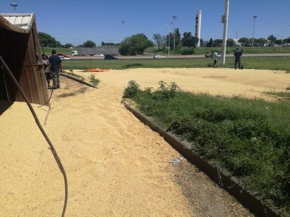 El acoplado volcó en el acceso a la autopista a Santa Fe. (Rosario3)