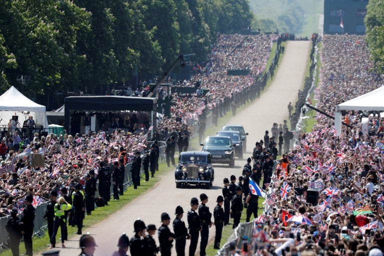 Una multitud estuvo presente en las calles de Windsor acompañando a los recién casados.