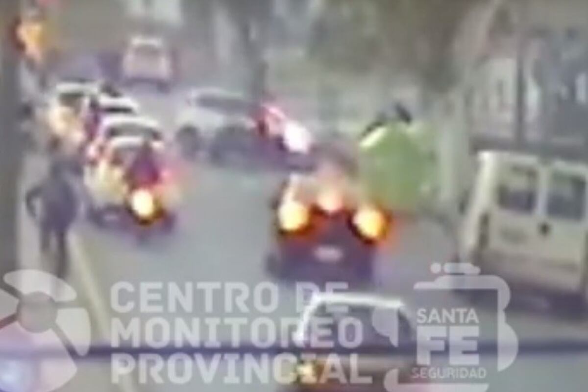 Impresionante choque entre una moto y un auto en zona oeste