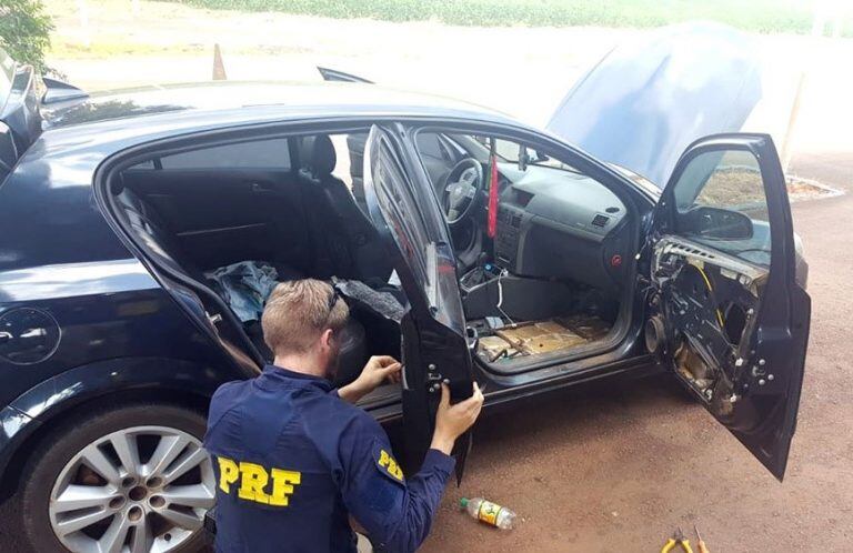 El auto en el que era transportada la marihuana, revisado por la policía brasileña. (1ª Edición)