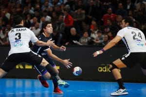 Argentina's left back Pablo Simonet (C) passes the ball during the 25th IHF Men's World Championship 2017 Group D handball match Argentina vs Egypt on January 18, 2017 at the Accorhotels Arena in Paris. / AFP PHOTO / THOMAS SAMSON