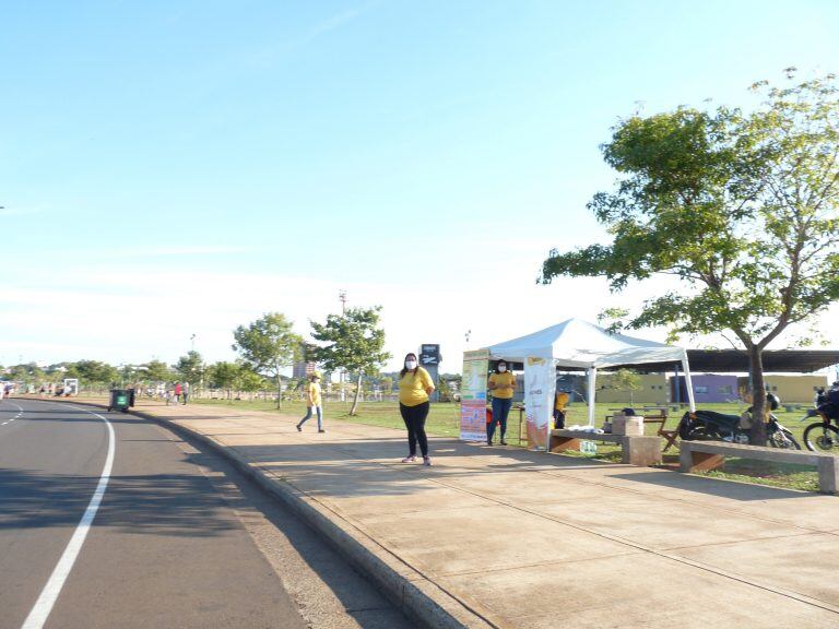 Puestos de Salud Pública en Posadas donde rocían con repelente de mosquitos a los caminantes de la Costanera y también les ofrecen alcohol en gel. Dwns