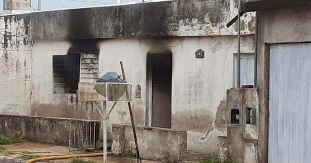Explotó el celular mientras lo cargaba y se le incendió la casa
