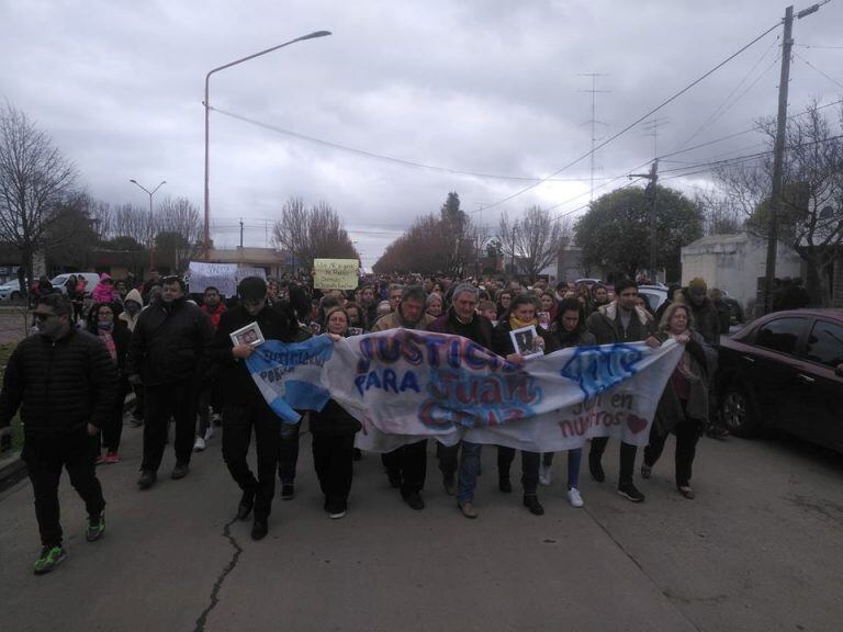 Una de las tantas marchas en Murphy para pedir justicia por el crimen de Juan Cruz Ibáñez. (FM Dale!)