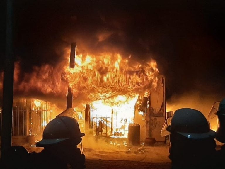 Incendio en la medianoche del miércoles en un local comercial de agroquímicos.