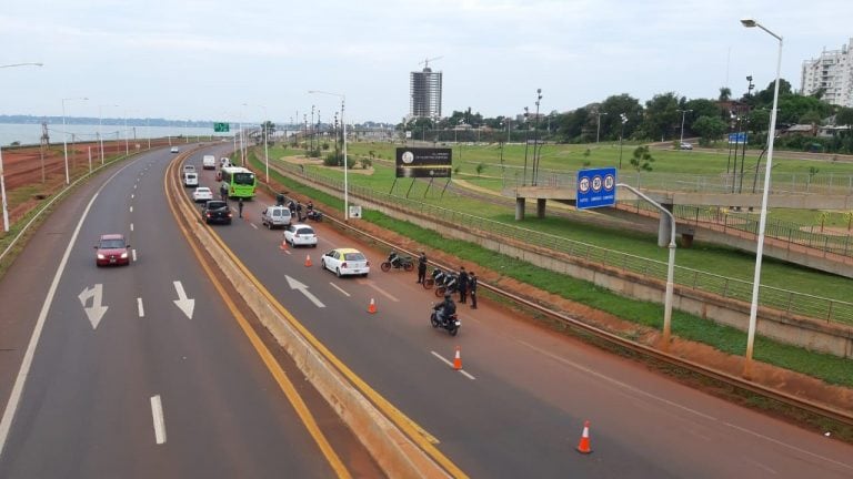 Acceso a Posadas donde se establecieron controles de quienes ingresan a la capital misionera y quienes provienen del Puente Posadas-Encarnación. (MisionesOnline)