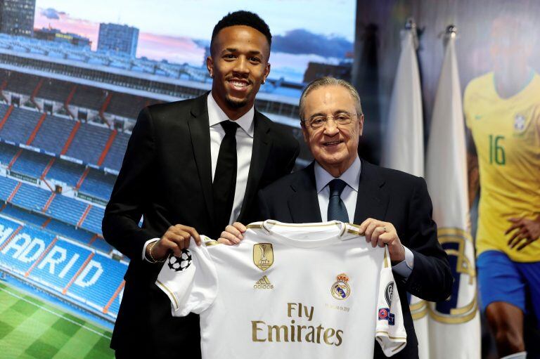 El defensa brasileño Eder Militao posa junto al presidente del Real Madrid, Florentino Pérez. (Foto: J.J. Guillén/EFE)