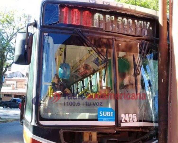 Un colectivo chocó contra el frente de un jardín maternal. (Foto: Radio Sudamericana)