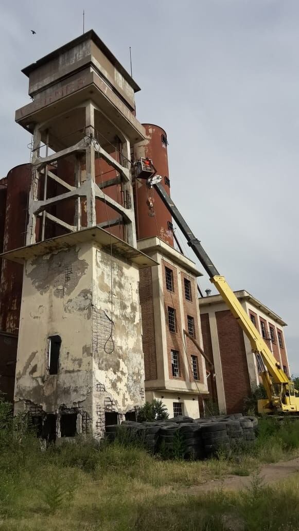 La demolición se realizó con una maquina topadora D9 y cables de acero.