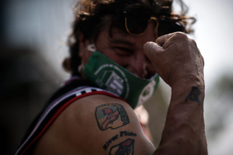 Miles de personas realizan una caravana en homenaje al 75 aniversario de la fundación del partido peronista, hoy en Buenos Aires (Argentina). (Foto:EFE/Juan Ignacio Roncoroni)