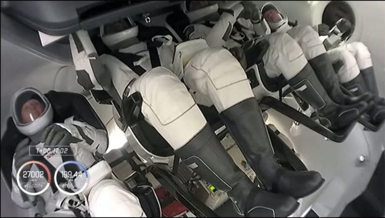 Los astronautas, a bordo de la nave Crew Dragon, durante los primeros minutos del vuelo.