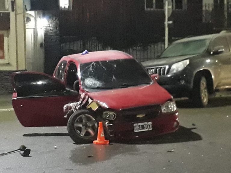 Auto destrozado tras choque con camioneta