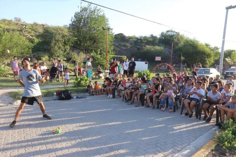 Shows y actividades circenses en la plaza "Manitos Felices".