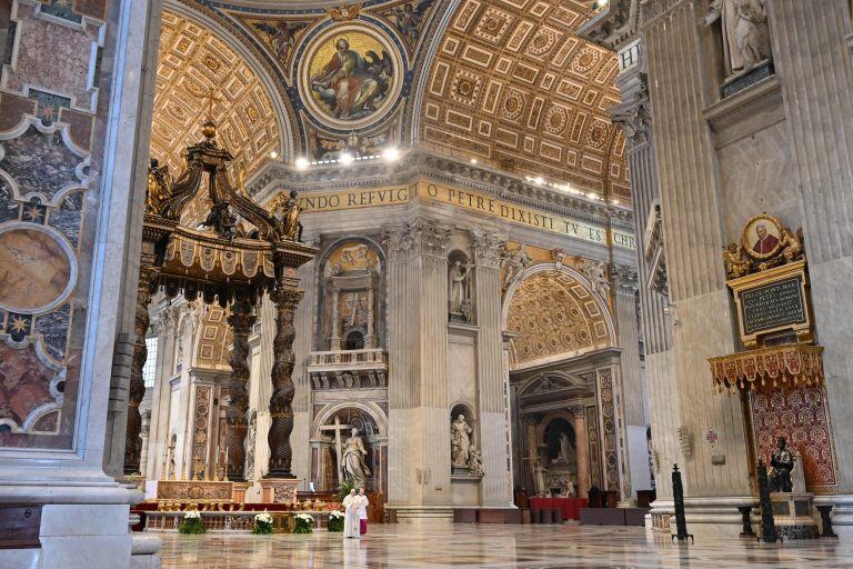 En una Basílica de San Pedro vacía, rezó especialmente para que haya "esperanza a quienes aún están atravesando la prueba, especialmente a los ancianos y a las personas que están solas". (Foto: EFE/EPA/ANDREAS SOLARO / POOL)