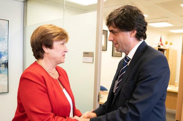 Kristalina Georgieva al recibir al ministro de Hacienda, Hernán Lacunza.