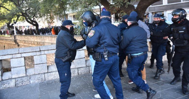 Corridas, disturbios y disparos en la protesta de UTA Córdoba.