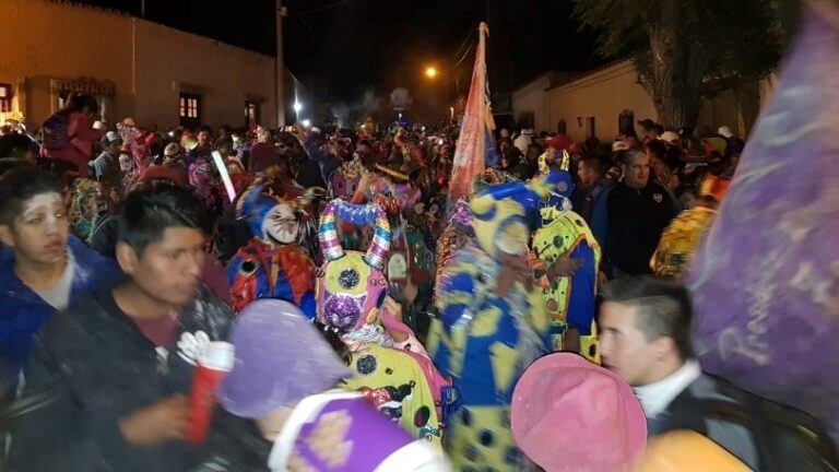 Después de desenterrar al Pujllay, los diablos de la comparsa bajan al pueblo, donde los espera la gente ansiosa por sumarse.