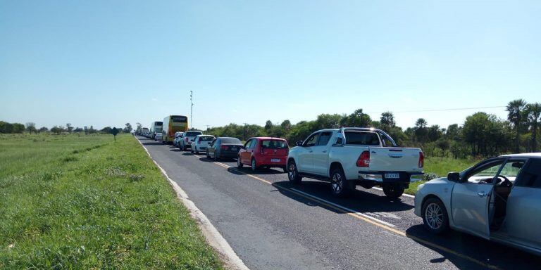 La ruta 11, principal nexo entre Argentina y Paraguay, tuvo kilómetros de autos, colectivos y camiones esperando pasar