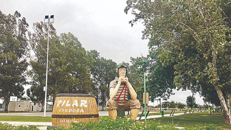 Monumento al Chavo del Ocho en los espacios recuperados del Ferrocarril.