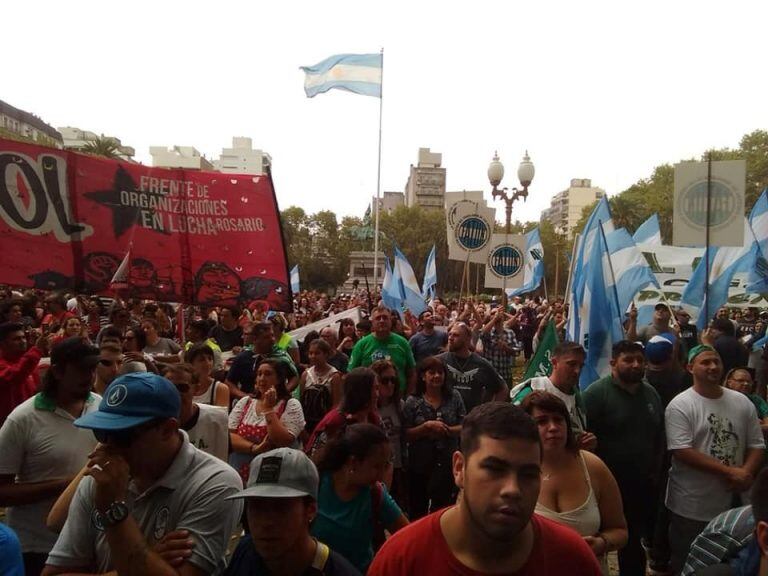 Masiva protesta sindical en Rosario contra el ajuste