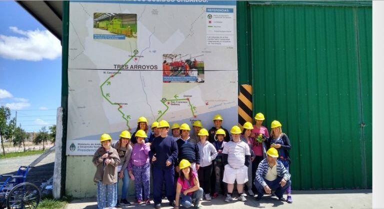 Alumnos del Centro de Día Caminemos Juntos en la Planta de Separación de Residuos