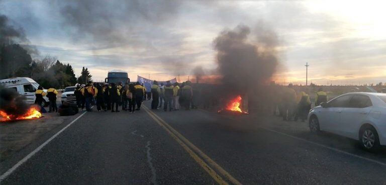 Trabajadores viales cortaron la Ruta Nacional N° 3 en la jornada de esta fecha.