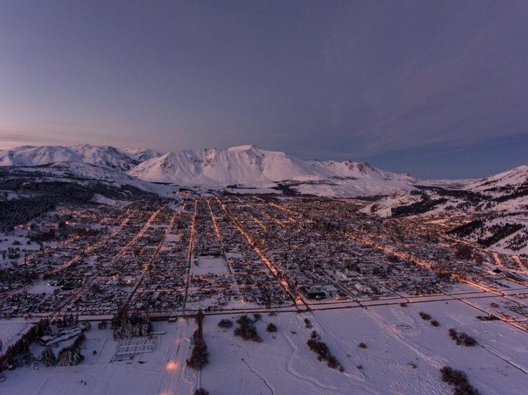 Esquel en plena pandemia recibió una linda nevada.