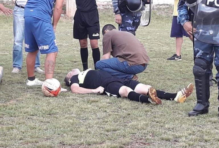 Brutal agresión a un árbitro en la final de la Liga Posadeña. (Foto: Misiones Online)