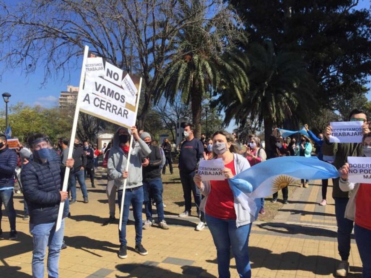 Gran protesta y comercios abiertos en Venado Tuerto contra las restricciones de Perotti