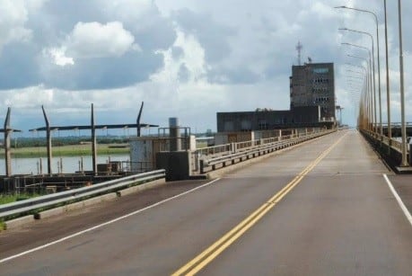 Uno de los accesos a la mole de cemento sobre el Río Paraná.