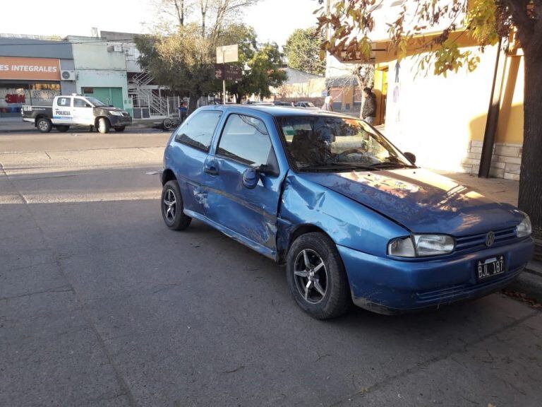 Un auto y una moto chocaron