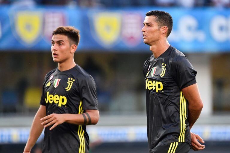 Cristiano Ronaldo en pleno partido con Paulo Dybala (Foto: AFP/ Alberto Pizzoli)