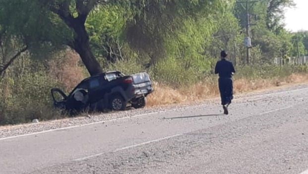 Le enseñaba a manejar a su hija, chocaron contra un árbol y falleció. (Policía de Salta)