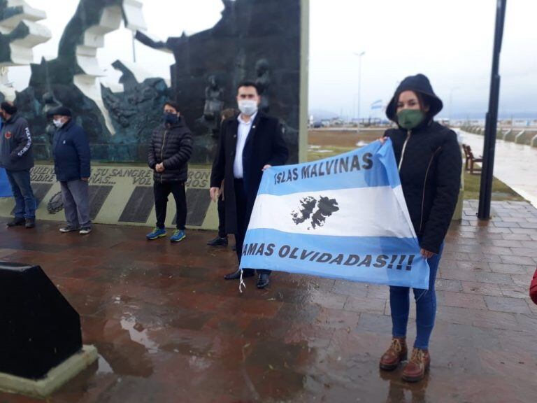 8J en Ushuaia - Patriotismo y emoción dieron el calor a la fría tarde ushuaiense.