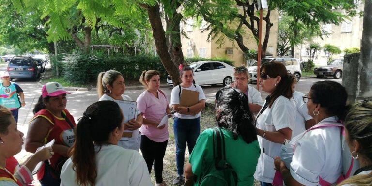 Distintas charlas a jóvenes estudiantes para prevenir el dengue.