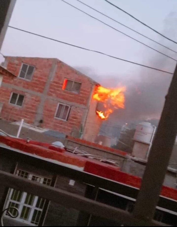 El incendio se propagó rápidamente por toda la vivienda.