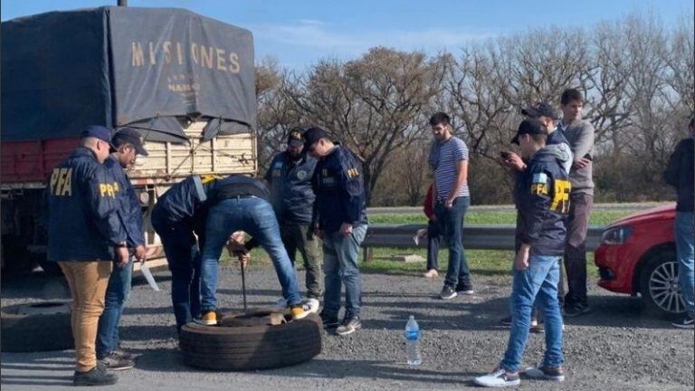 Los atraparon con decenas de panes de droga en la rueda de un camión (PFA)