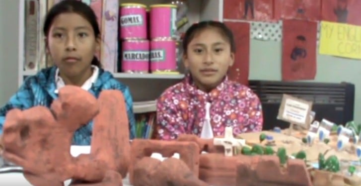 Las alumnitas realizando la presentación del proyecto. (Video Hermoseandote desde el Cielo)