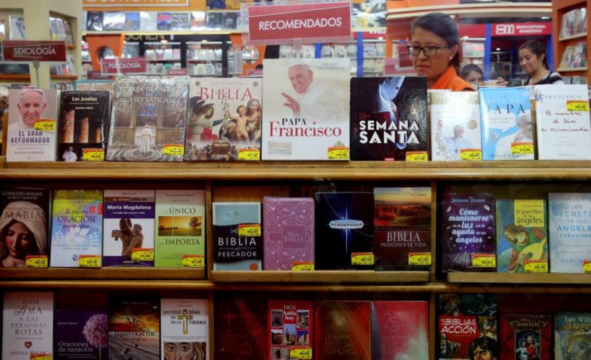 Escritores suspenden las actividades de este miércoles en la Feria del Libro por la marcha contra el "2x1"