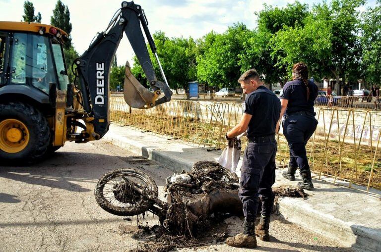 El momento en el que hallaron la motocicleta. Foto: Prensa Tupungato.