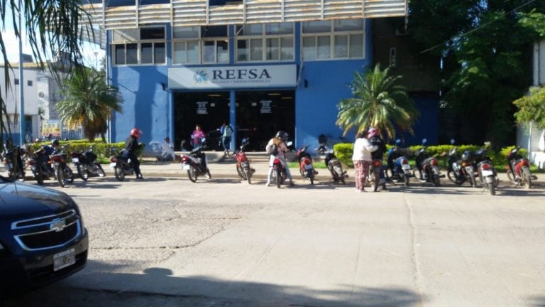 La medida de reforzar la seguridad en el edificio de Refsa responde a que ha habido convocatorias vía redes sociales. (Foto: Carla Paz / Colaboración)