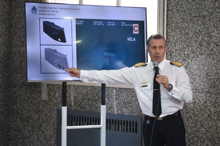 El capitán Enrique Balbi muestra en una pantalla la vela del submarino argentino "ARA San Juan" durante una conferencia de prensa. (Foto: -/Armada Argentina/dpa)