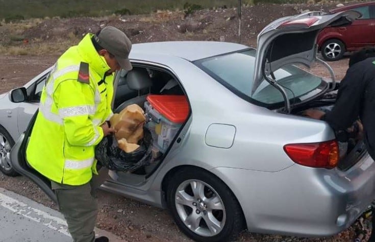 Gendarmería verificó el vehículo Toyota Corolla descubriendo que transportaba en el baúl un moto Husqvarna 250 cc.