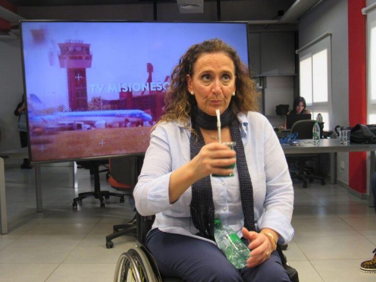 El "mate del estribo", así le dicen al mate que pidió Gabriela Michetti antes de partir apurada rumbo al aeropuerto, de regreso a Buenos Aires. Su agenda diaria no había terminado. (MisionesOnline)