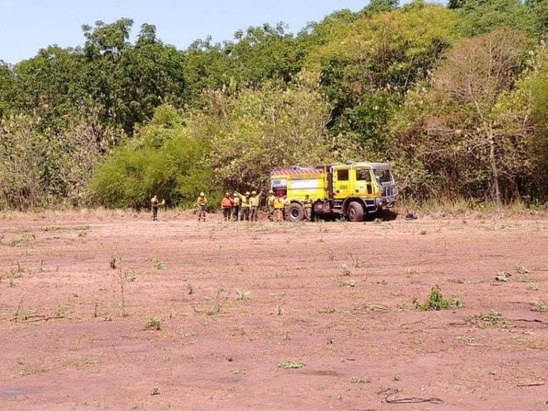 El suelo totalmente seco refleja el impacto de la sequía en la zona donde los brigadistas luchan contra el fuego, en Jujuy.